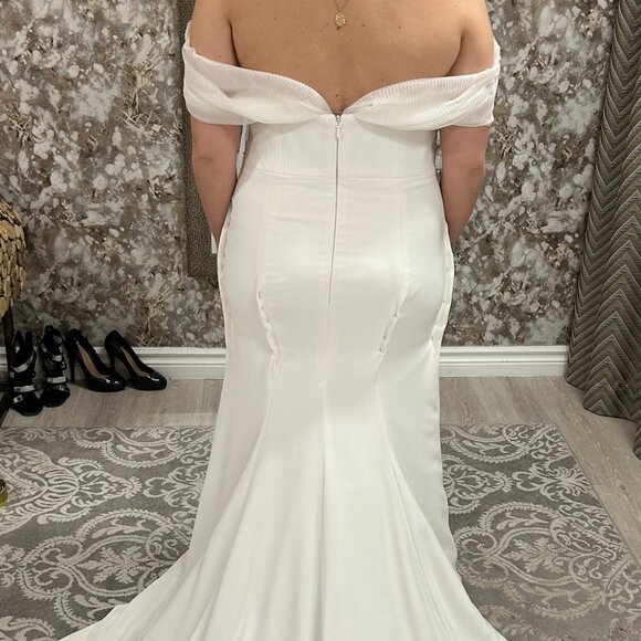 New Never Worn Aesling Bardi Wedding Gown - Picture 2 of 6